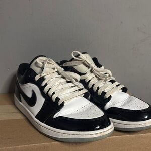 Nike Men's Black and White Low-Top Sneakers
